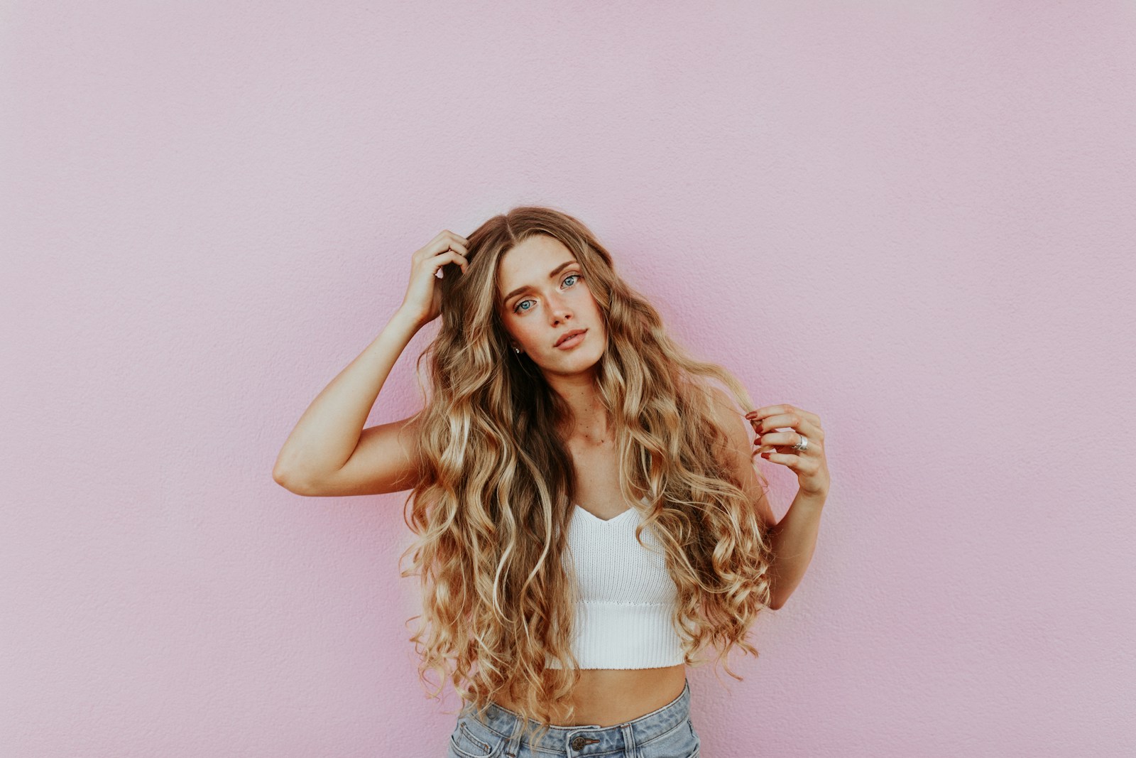 técnicas simples e eficazes para finalizar o cabelo ondulado, usando produtos adequado